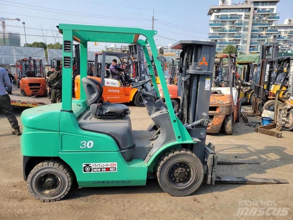 Mitsubishi FD30 Tehnika ar dīzeļa dzinēju