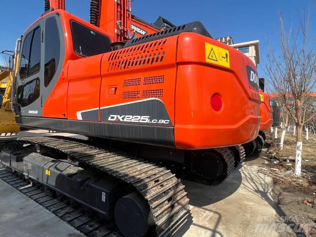 Doosan DX 225 Kāpurķēžu ekskavatori