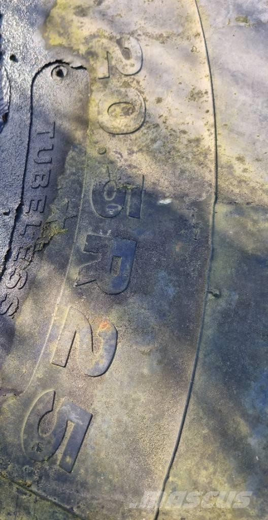  Dæk og fælg Case 721 Iekrāvēji uz riteņiem