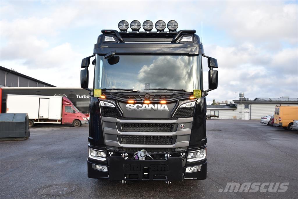 Scania R590 8X4 Treileri ar āķi