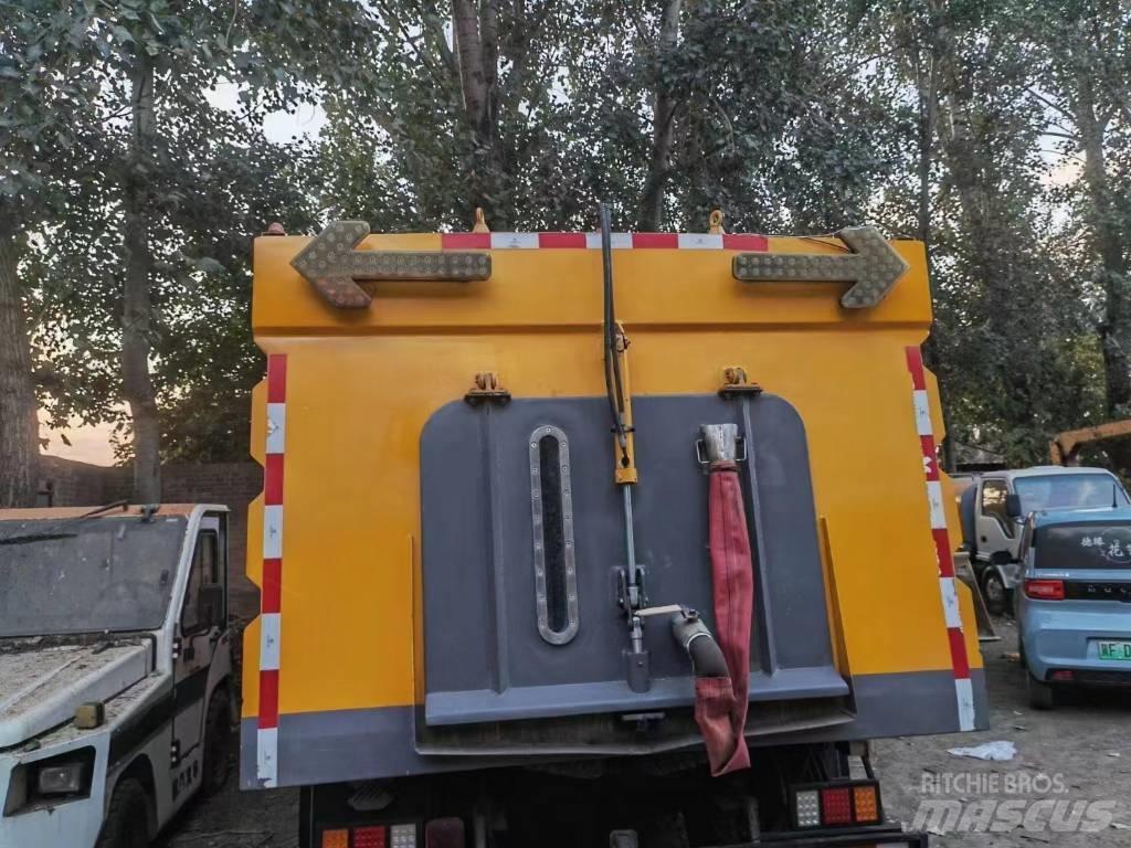 Isuzu ELF Ielu tīrāmās mašīnas