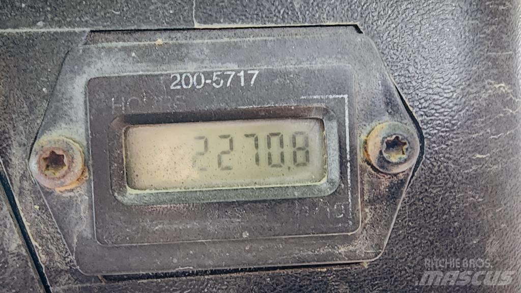 CAT 257 B Lietoti riteņu kompaktiekrāvēji