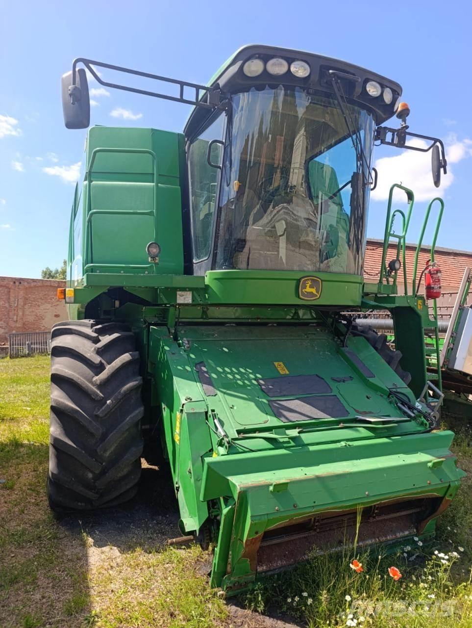 John Deere W650 Ražas novākšanas kombaini