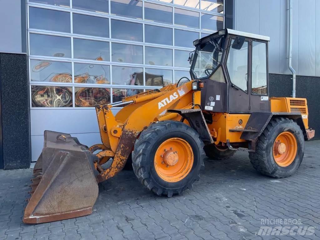 Atlas 82E Iekrāvēji uz riteņiem