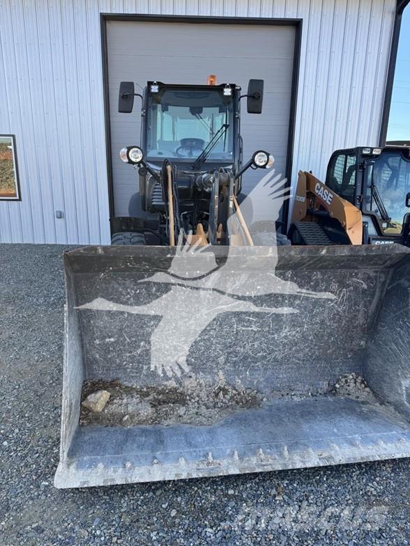 CASE 221F Iekrāvēji uz riteņiem