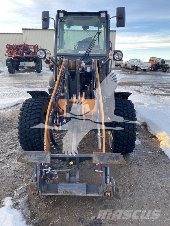 CASE 221F Iekrāvēji uz riteņiem