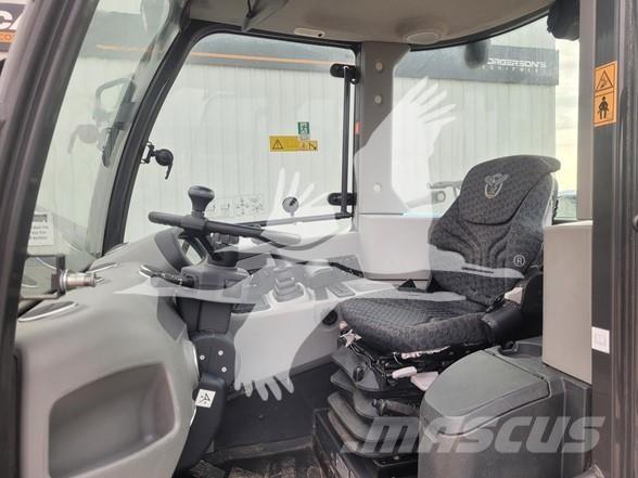 CASE 221F Iekrāvēji uz riteņiem