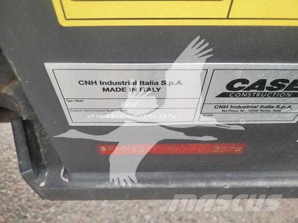 CASE 221F Iekrāvēji uz riteņiem