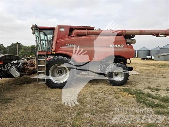 Case IH 8250 Ražas novākšanas kombaini