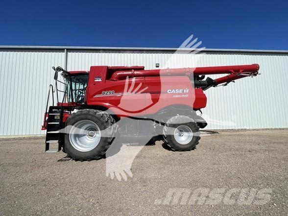 Case IH 8250 Ražas novākšanas kombaini