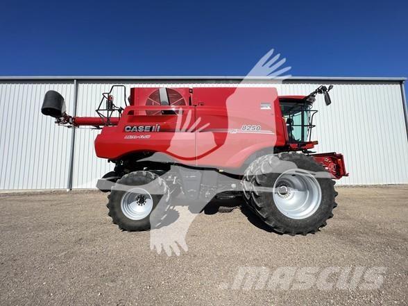 Case IH 8250 Ražas novākšanas kombaini