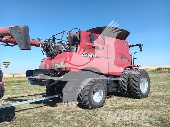 Case IH 8250 Ražas novākšanas kombaini