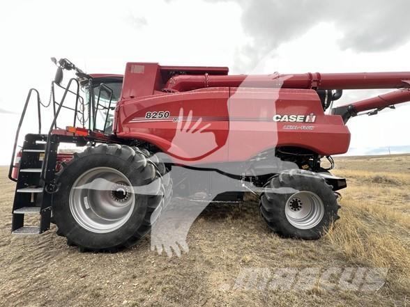 Case IH 8250 Ražas novākšanas kombaini