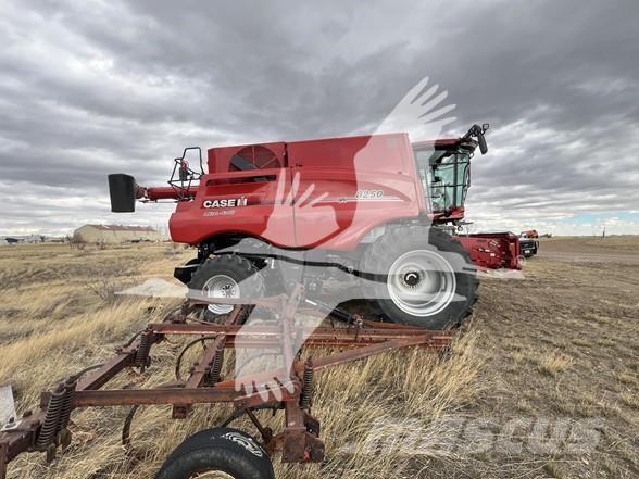 Case IH 8250 Ražas novākšanas kombaini
