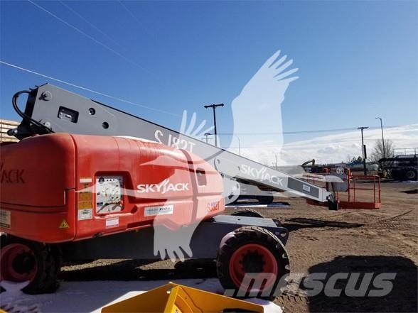 SkyJack SJ82T Teleskopiskie pacēlāji