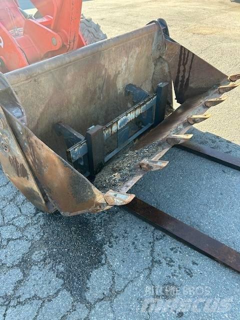 Kubota R 082 Iekrāvēji uz riteņiem