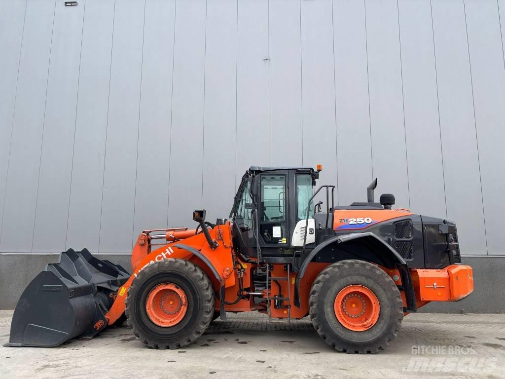 Hitachi ZW 250-6 Iekrāvēji uz riteņiem