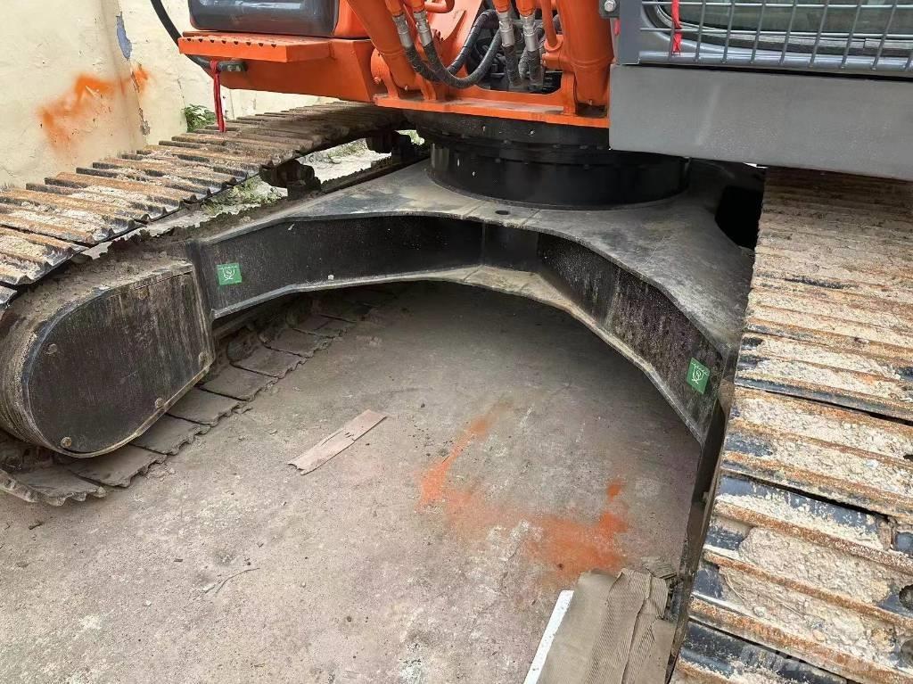Hitachi ZX 210 Kāpurķēžu ekskavatori