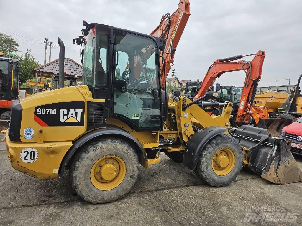 CAT 907M Iekrāvēji uz riteņiem