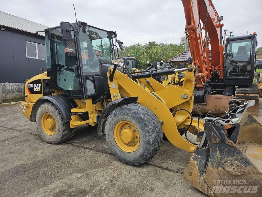 CAT 907M Iekrāvēji uz riteņiem