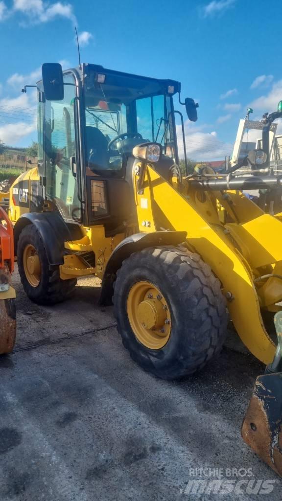 CAT 907M Iekrāvēji uz riteņiem