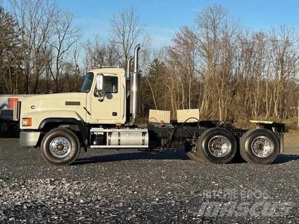 Mack CL733 Vilcēji