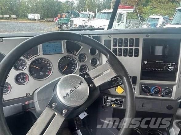 Mack GRANITE GU713 Pašizgāzējs
