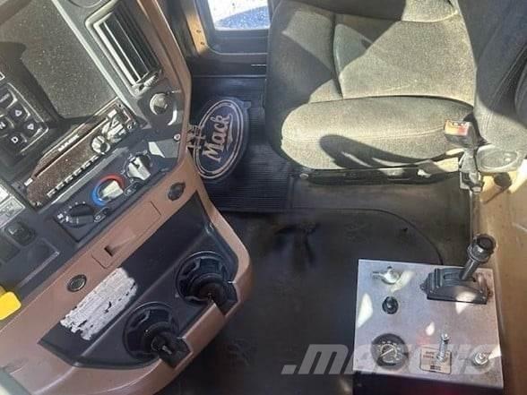 Mack GRANITE GU713 Pašizgāzējs