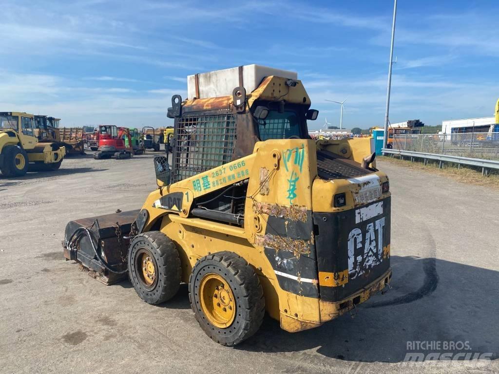 CAT 246 Lietoti riteņu kompaktiekrāvēji