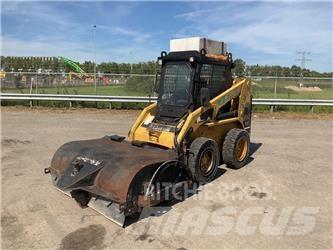 CAT 246 Lietoti riteņu kompaktiekrāvēji