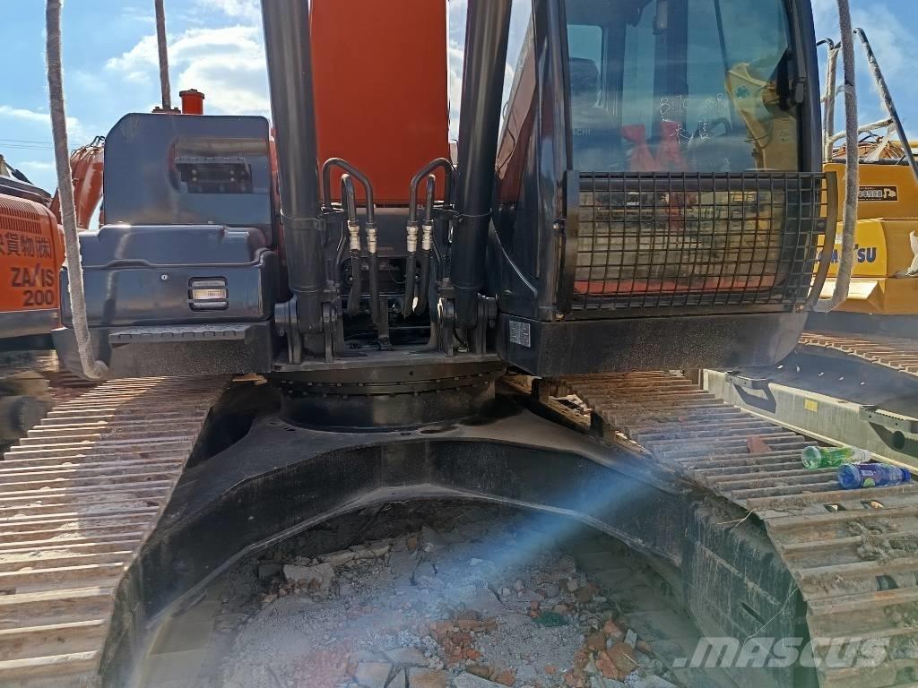 Hitachi ZX 200 Kāpurķēžu ekskavatori
