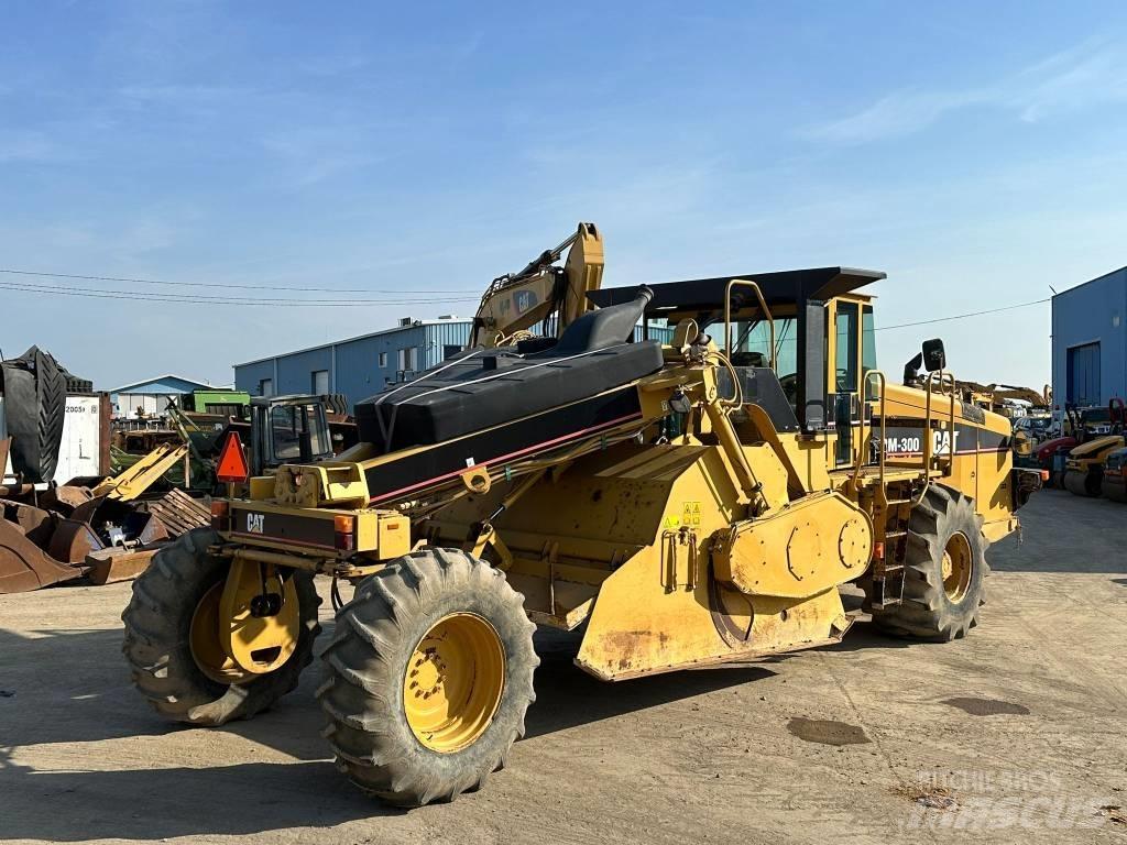 CAT RM 300 Asfalta savācējs