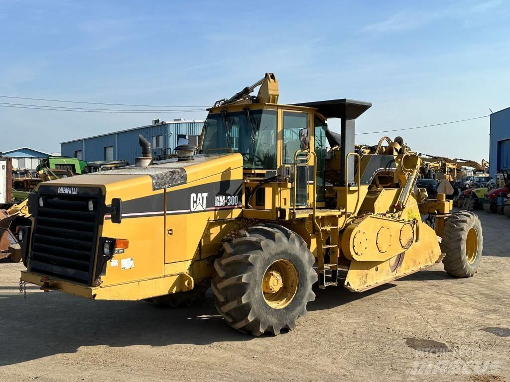 CAT RM 300 Asfalta savācējs