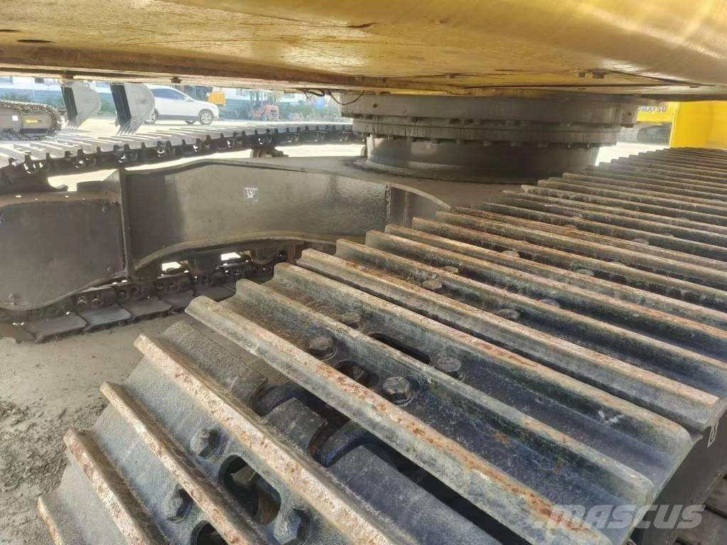 Komatsu PC 220 Kāpurķēžu ekskavatori