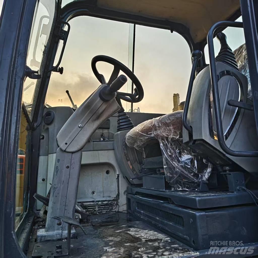 Hyundai 60 W Ekskavatori uz riteņiem
