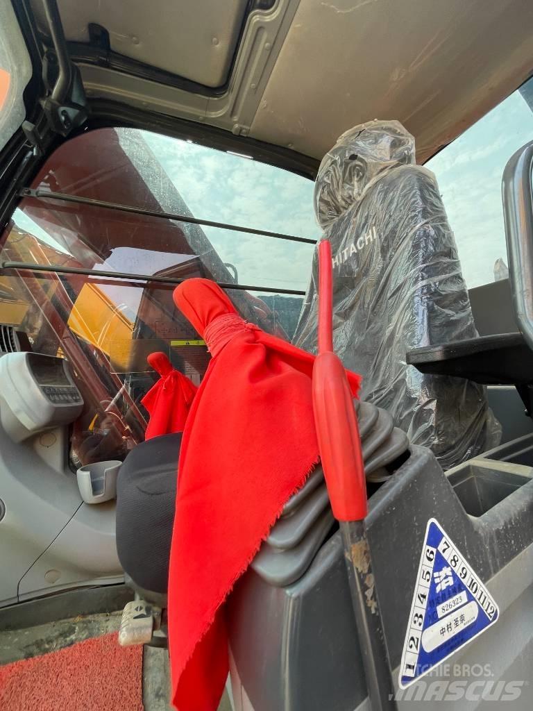Hitachi ZX 200 Kāpurķēžu ekskavatori