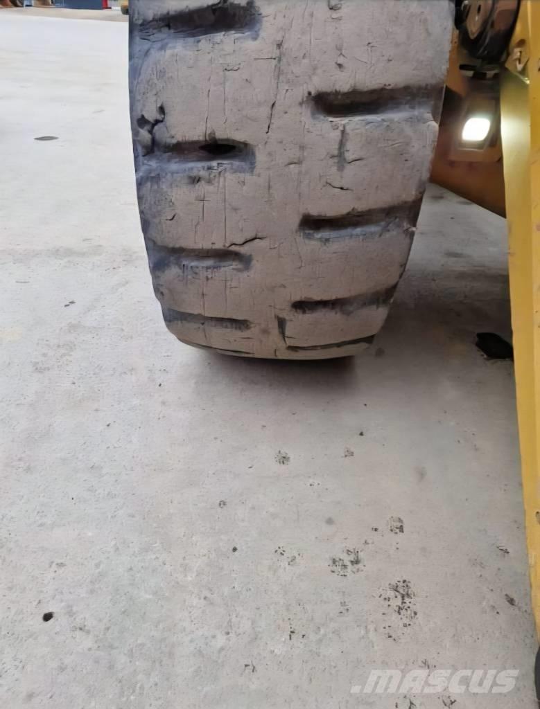 CAT 988K Iekrāvēji uz riteņiem