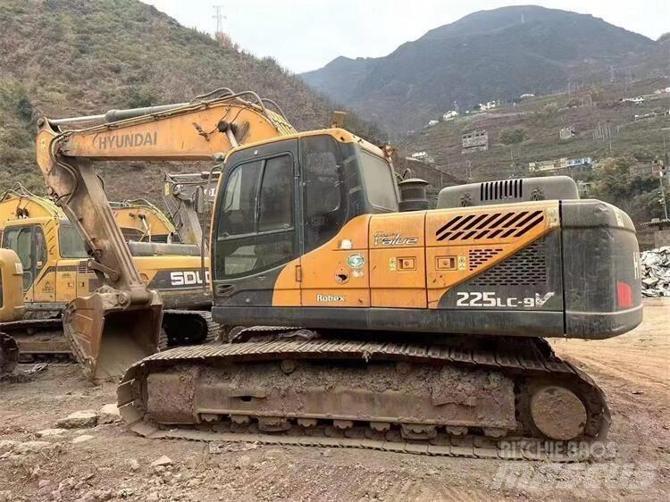 Hyundai R215VS Ekskavatori uz riteņiem
