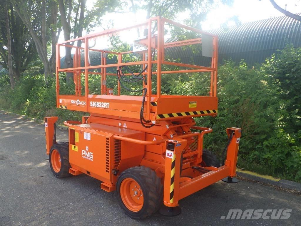 SkyJack SJ6832RT Šķerveida pacēlāji
