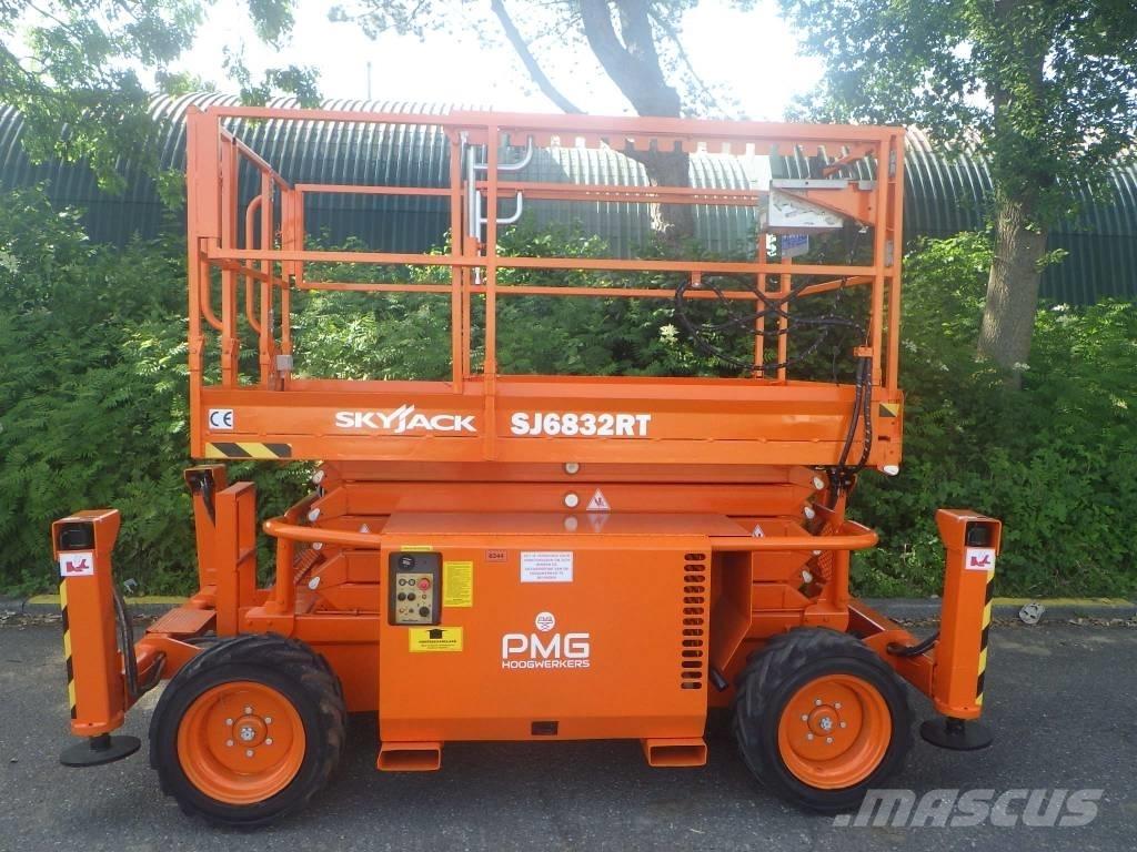 SkyJack SJ6832RT Šķerveida pacēlāji