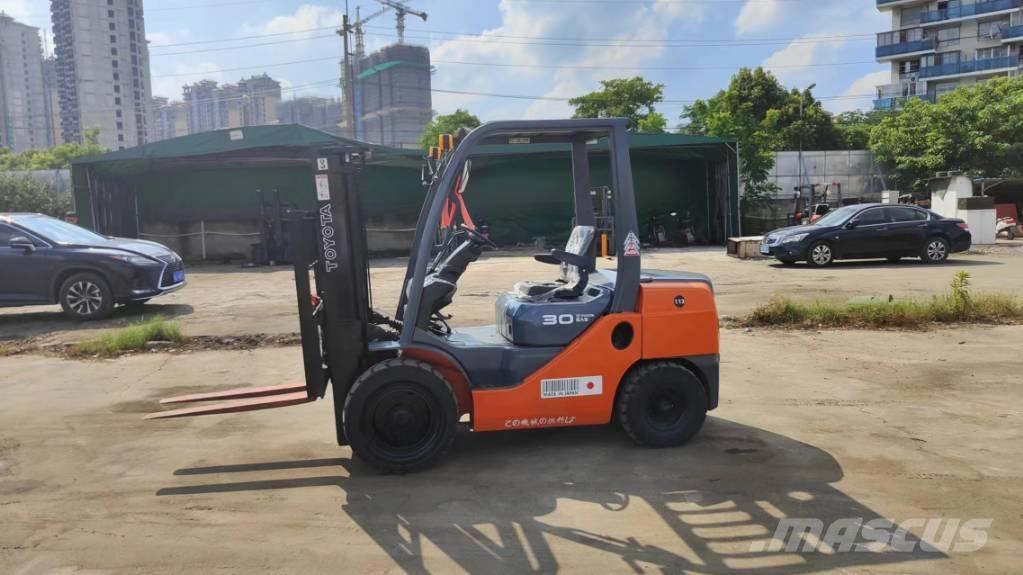 Toyota FD30 Tehnika ar dīzeļa dzinēju