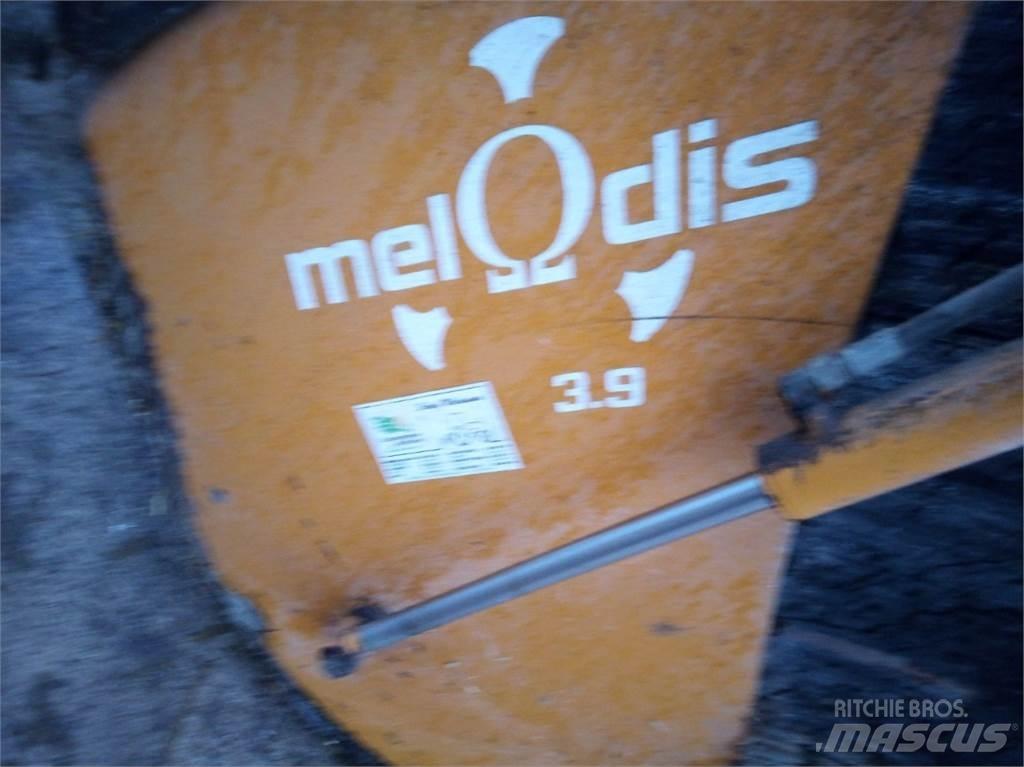 Emily Mélodie 3.9 Padevēji