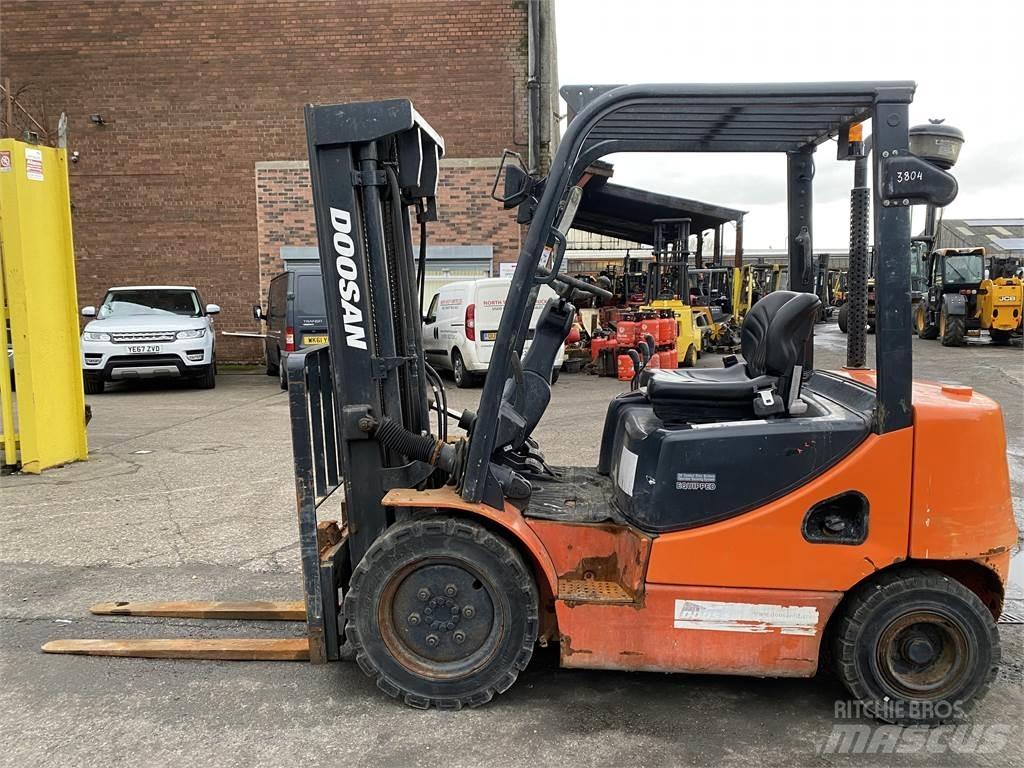 Doosan D25S-5 Tehnika ar dīzeļa dzinēju