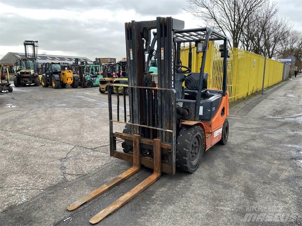 Doosan D25S-5 Tehnika ar dīzeļa dzinēju