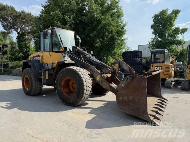 Komatsu WA 200 Iekrāvēji uz riteņiem