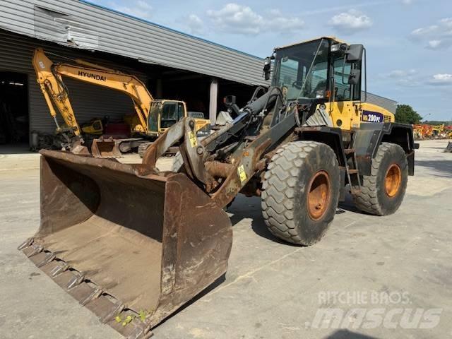 Komatsu WA 200 Iekrāvēji uz riteņiem