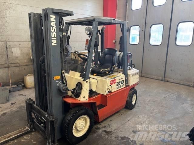 Nissan UJ02 A 25 U LPG tehnika
