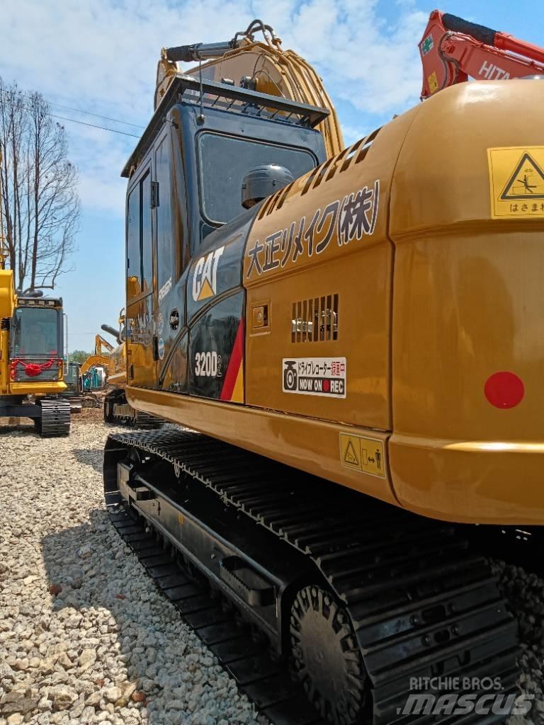 CAT 320D2 Vidēja lieluma ekskavatori 7 t - 12 t