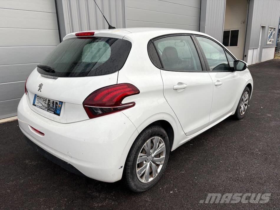 Peugeot 208 Automašīnas