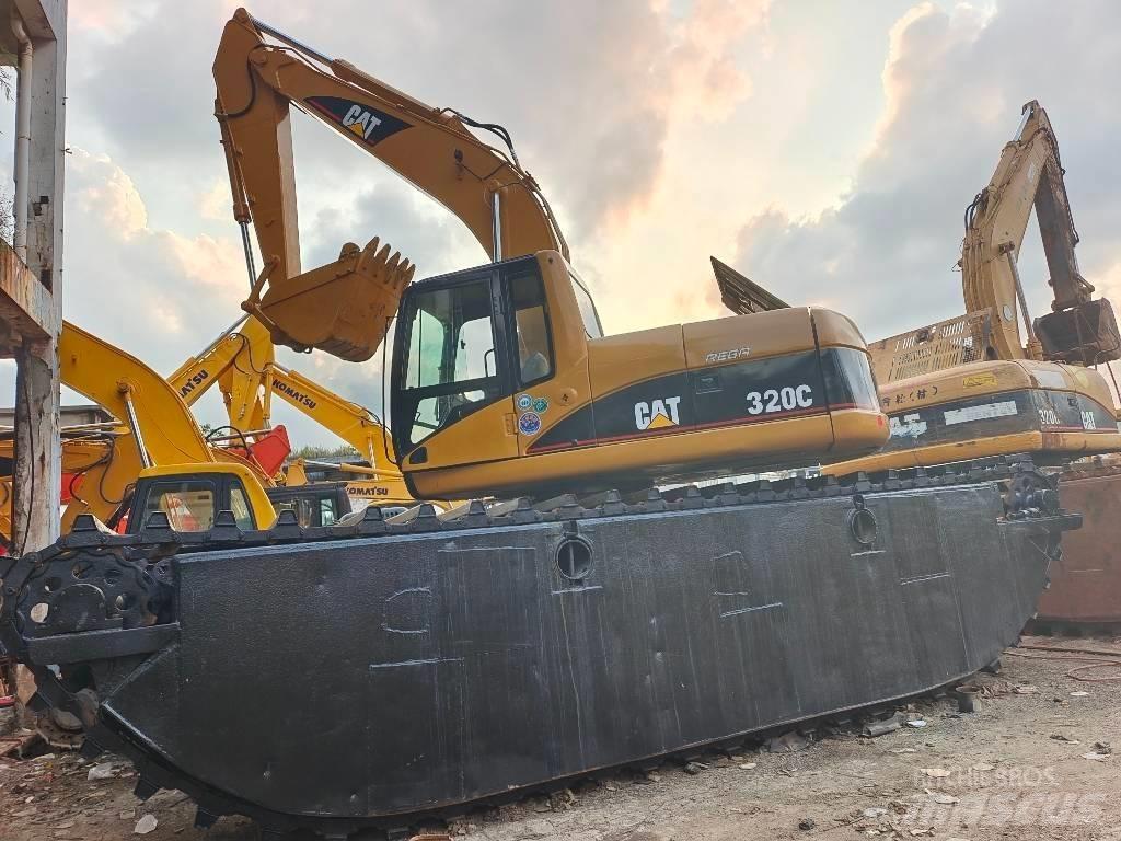CAT 320 C Amfībijas tipa ekskavatori